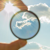 Was ist Coaching? Was ist und wie funktioniert Coaching? Bild mit Durchblick, klarer Himmel.